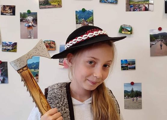 Dziewczynka w stroju góralskim