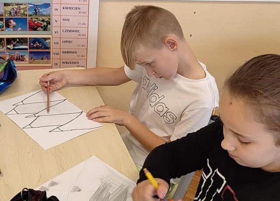 Uczniowie wykonują prace plastyczne