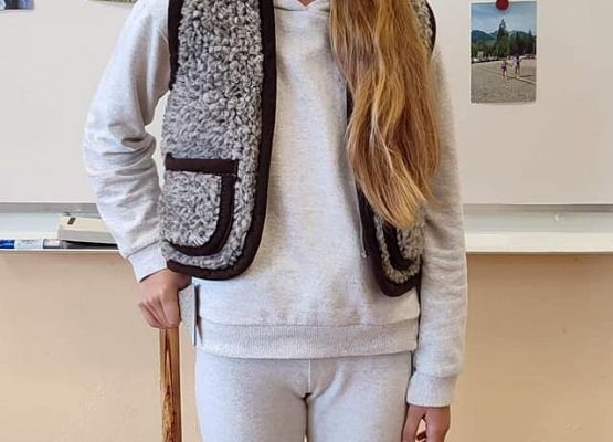 Dziewczynka w stroju góralskim