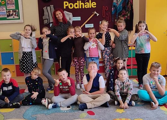 Uczniowie z nauczycielką stoją przy gazetce z napisem Podhale