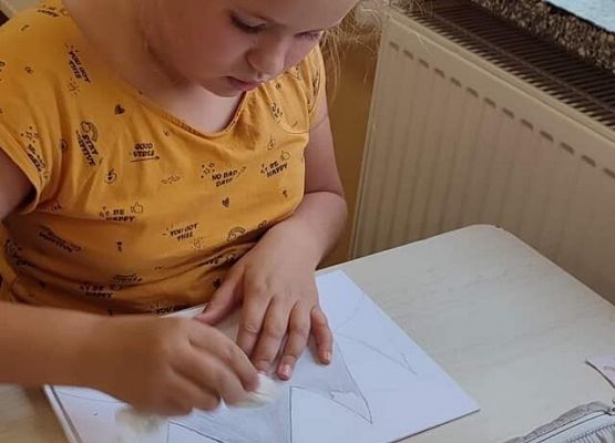 Dziewczynka rysuje krajobraz górski