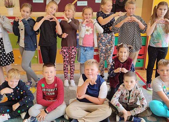 Grupa uczniów pozuje do zdjęcia