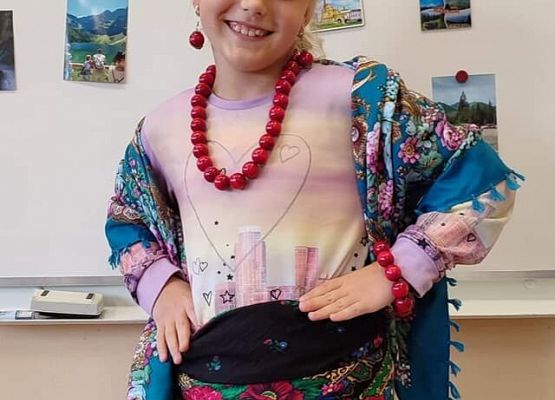 Dziewczynka prezentuje elementy stroju góralskiego