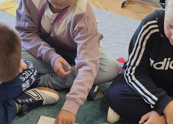 Dzieci oglądają książkę o górach