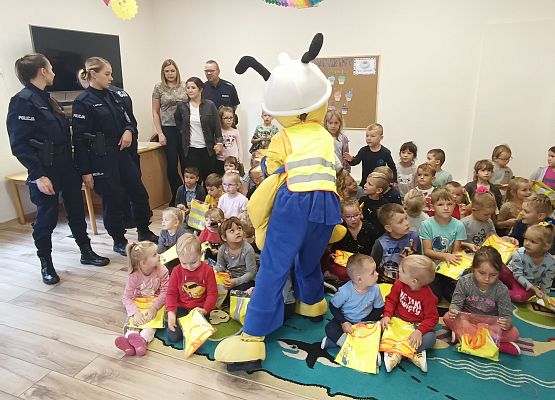 Mrówka rozdaje dzieciom kamizelki