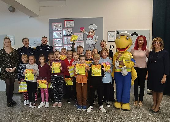 Zdjęcie grupowe uczniów z nauczycielami, policjantami i Mrówką