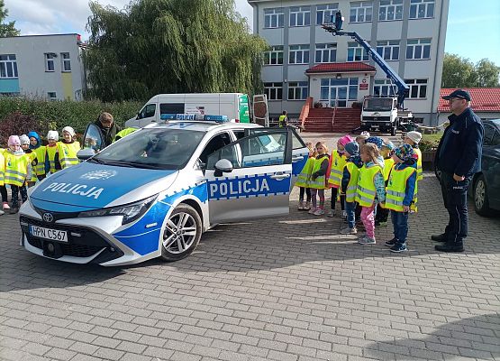 Dzieci oglądają radiowóz