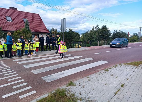 Ćwiczenia dzieci na przejściu dla pieszych