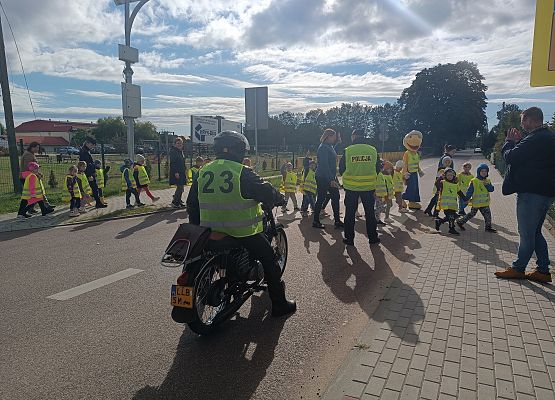 Ćwiczenia dzieci na przejściu dla pieszych