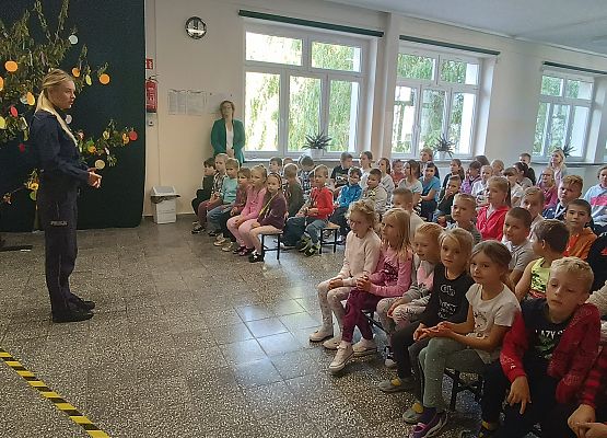 Dzieci słuchają pani policjantki