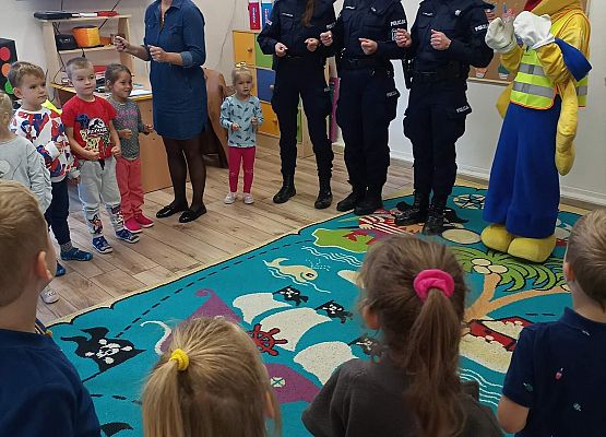 Trzy policjantki, Mrówka i Pani stoją w kole