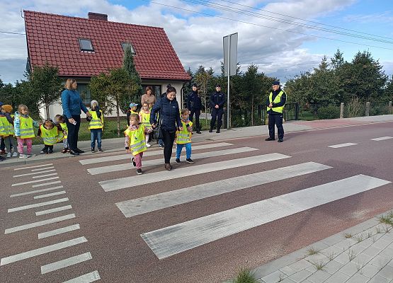 Ćwiczenia dzieci na przejściu dla pieszych