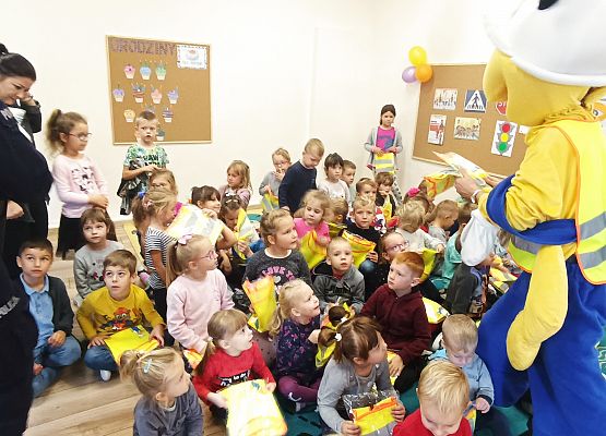 Mrówka rozdaje dzieciom kamizelki