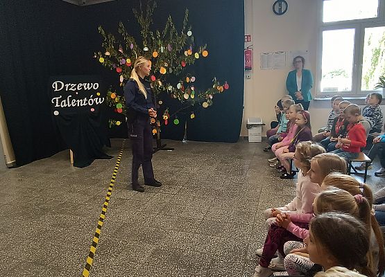 Policjantka prowadzi pogadankę