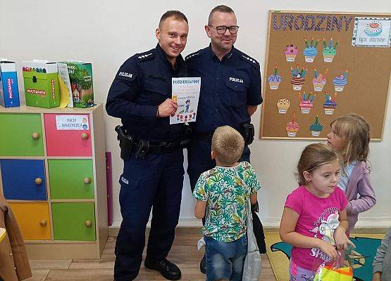 Policjant trzyma podziękowanie od przedszkolaków