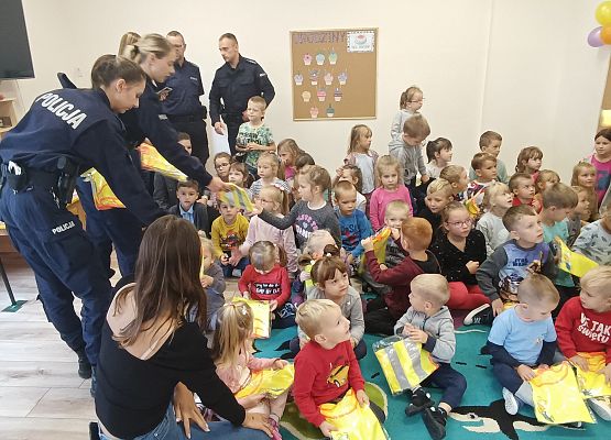 Policjantki rozdają kamizelki odblaskowe