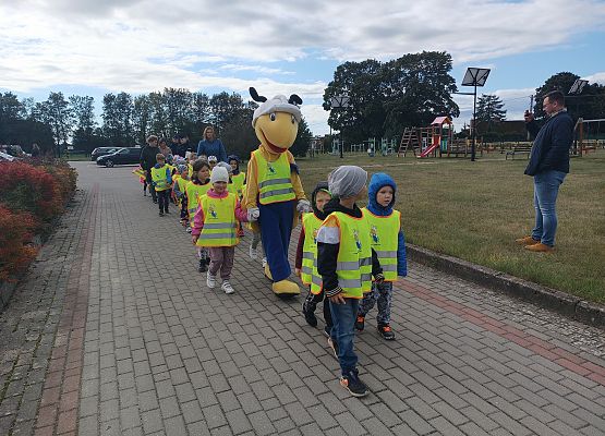 Przedszkolaki w parach wracają do przedszkola