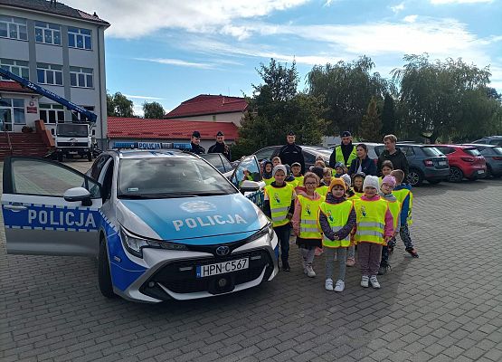 Dzieci oglądają radiowóz