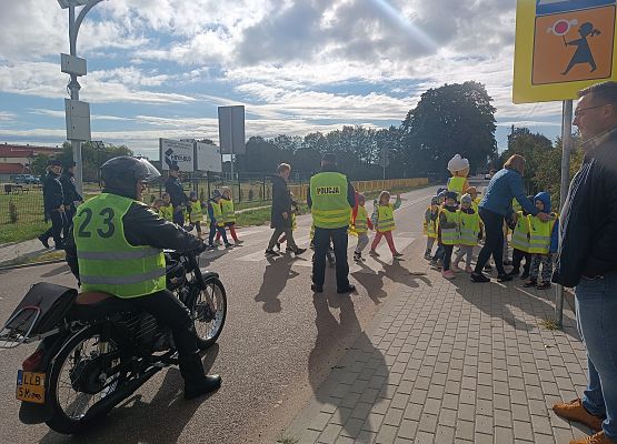 Ćwiczenia dzieci na przejściu dla pieszych