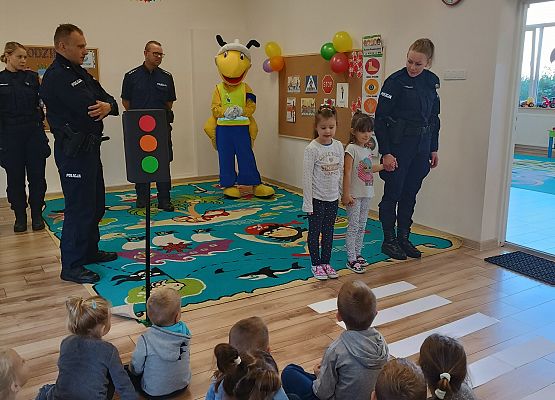 Przedszkolaki z policjantkami ćwiczą bezpieczne przejście przez jezdnię