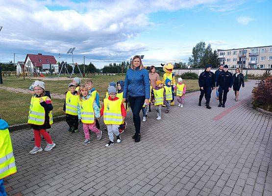 Przedszkolaki wracają ze spaceru