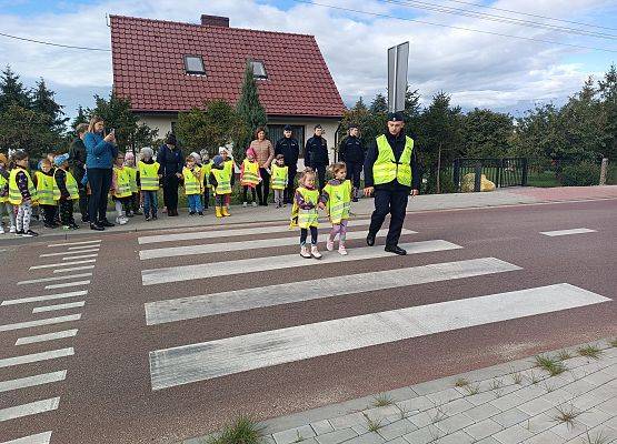 Ćwiczenia dzieci na przejściu dla pieszych