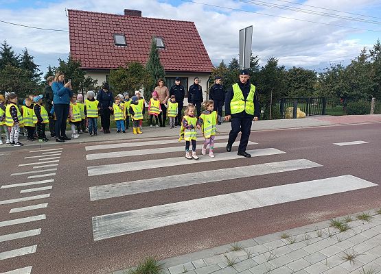 Ćwiczenia dzieci na przejściu dla pieszych