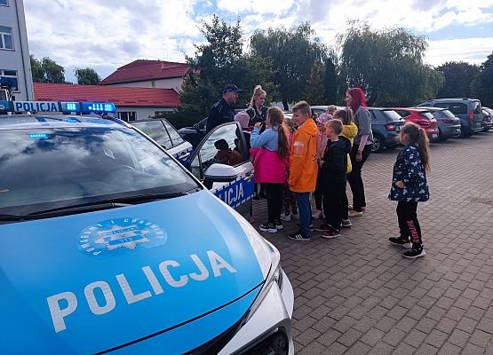 Uczniowie oglądają radiowóz