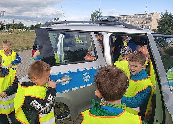 dzieci oglądają radiowóz