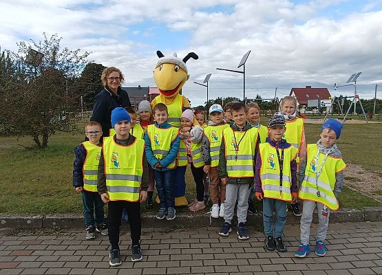 Zdjęcie grupowe dzieci w kamizelkach odblaskowych