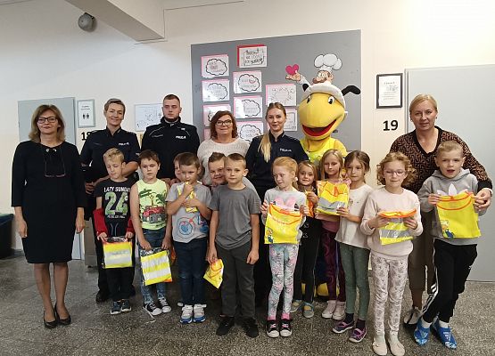 Zdjęcie grupowe uczniów z nauczycielami, policjantami i Mrówką
