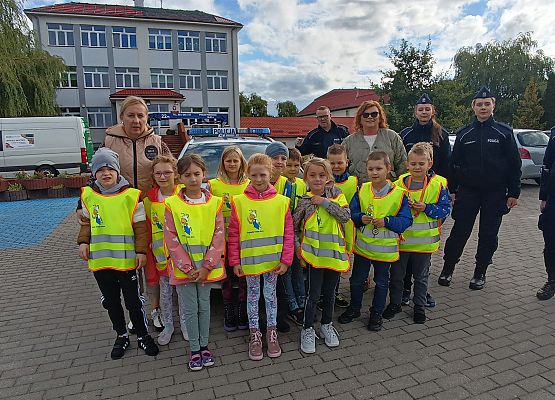 Zdjęcie grupowe dzieci z policjantami