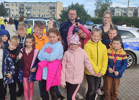 Zdjęcie grupowe dzieci z policjantem