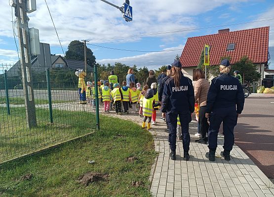 Ćwiczenia dzieci na przejściu dla pieszych