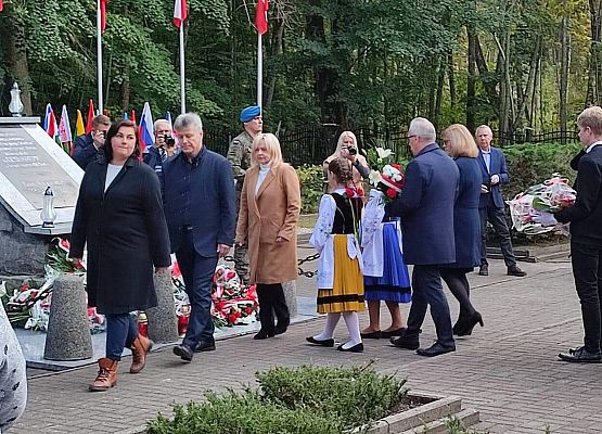 Delegacje składają kwiaty