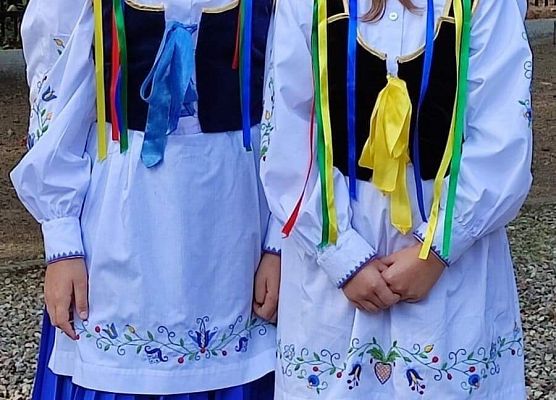 Dziewczynki w strojach kaszubskich