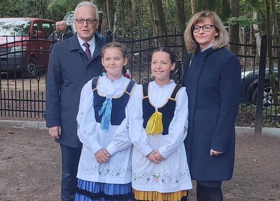 Dyrektor, wicedyrektor i dwie uczennice w strojach kaszubskich