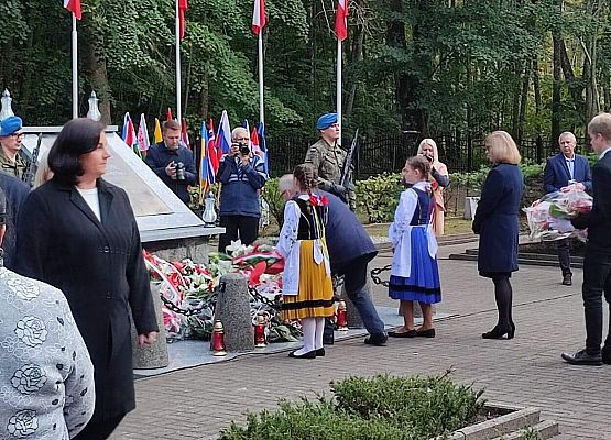 Dyrektor składa kwiaty podczas uroczystości w Krępie Kaszubskiej