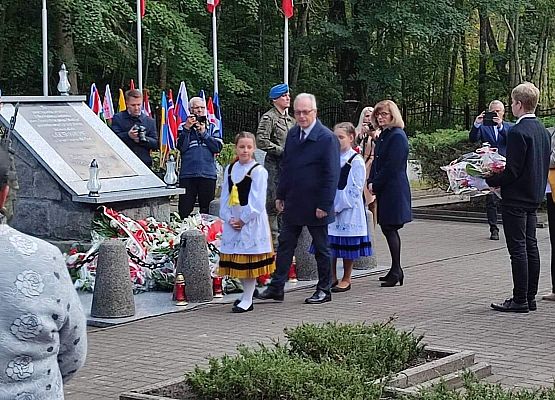 Delegacja z Zespołu szkół  w Łebieniu podczas uroczystości w Krępie Kaszubskiej