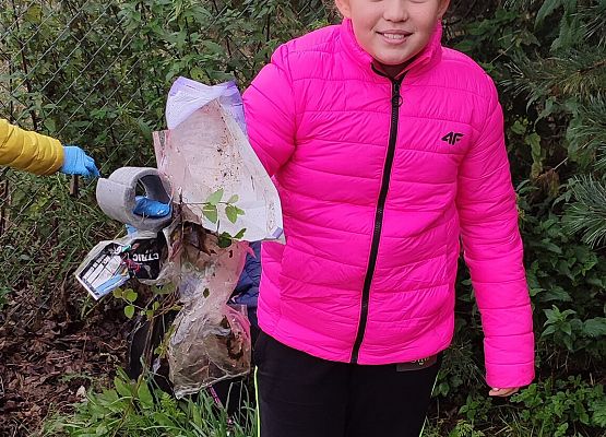 Dziewczynka podczas akcji sprzątania świata