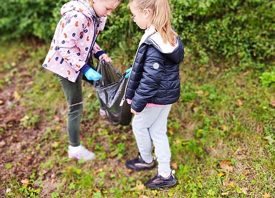 Uczennice trzymają worek