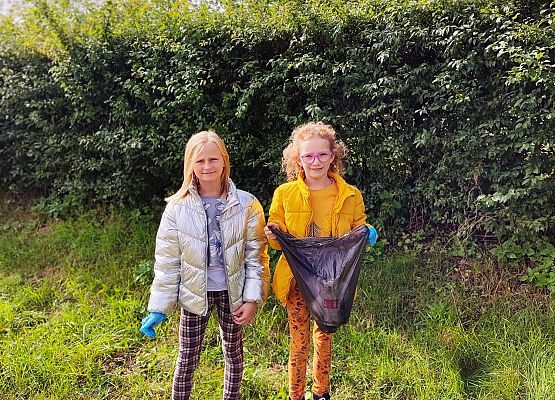 Uczennice trzymają worek