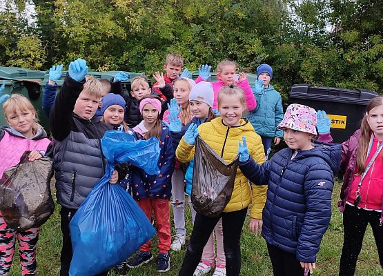 Dzieci podczas akcji sprzątania świata