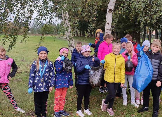 Dzieci podczas akcji sprzątania świata