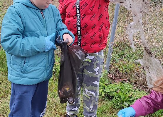 Dzieci podczas akcji sprzątania świata