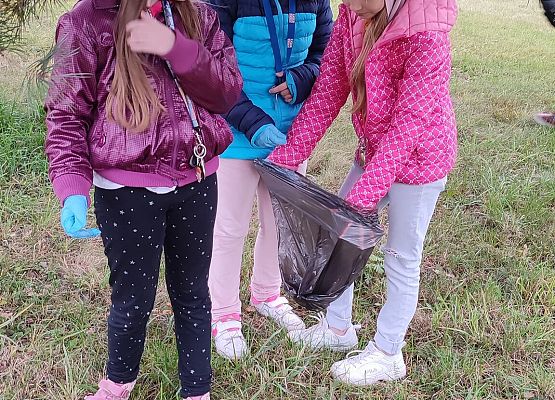 Dzieci podczas akcji sprzątania świata