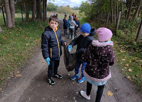 Grupa dzieci z workami na śmieci