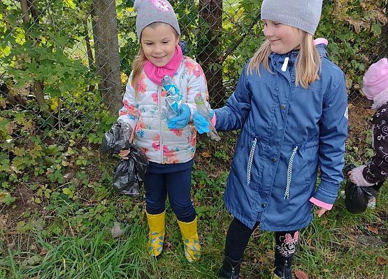 Dzieci podczas akcji sprzątania świata