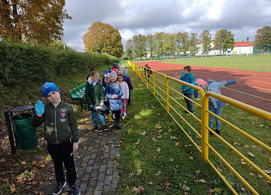 Dzieci podczas akcji sprzątania świata