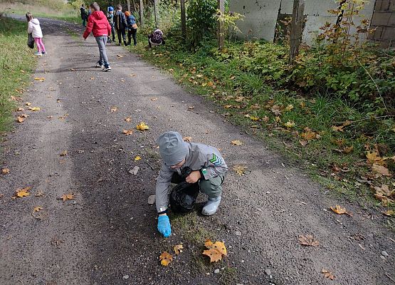 Dzieci podczas akcji sprzątania świata